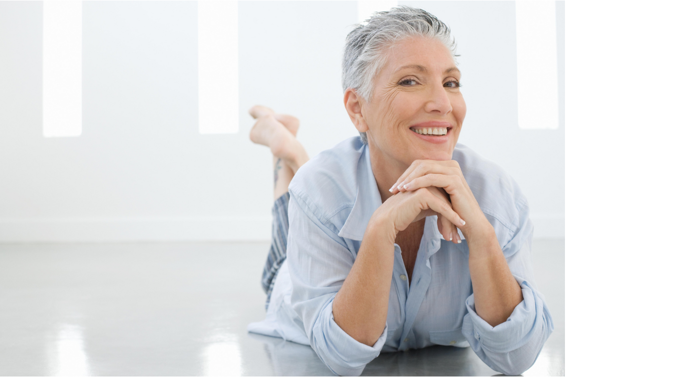 Mulher sorrindo relaxada